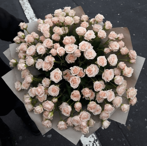 Фото Букет из 29 кремовых кустовых роз