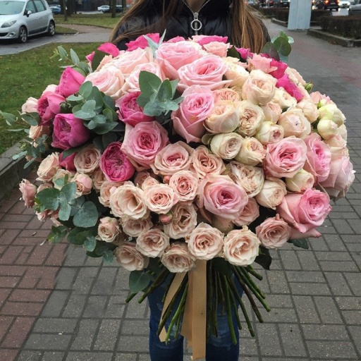 Необычный букет для женщин из розовых пионовидных роз