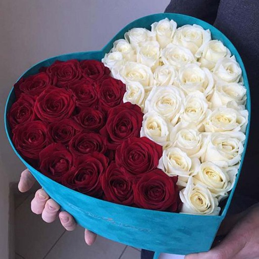 Композиция из красных и белых роз в форме сердца