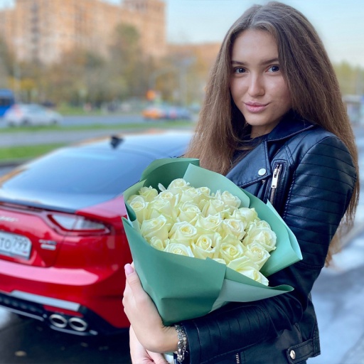 Букет из 29 нежных белых роз "Прикосновение"