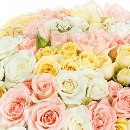 Большой букет кустовых роз на 8 марта "Фиеста"