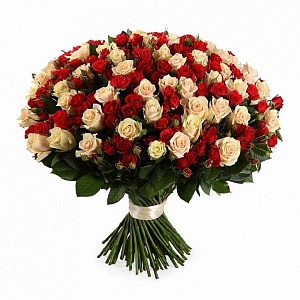 Букет из 101 бежевой и красной кустовой розы