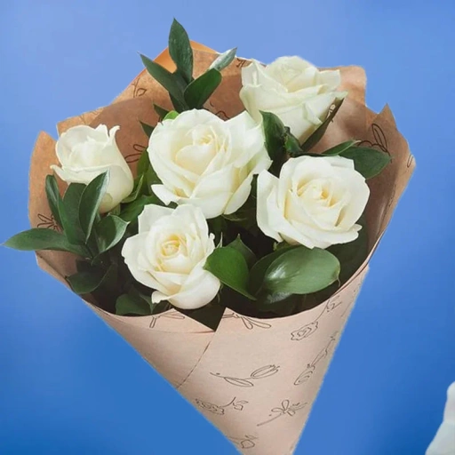 5 белых роз в крафте