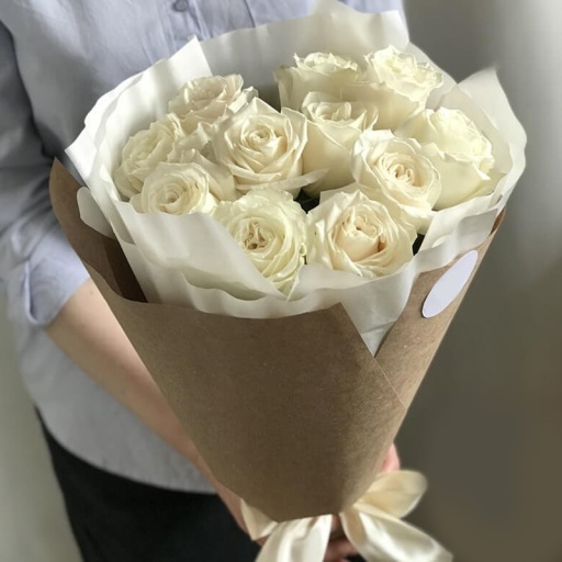 Фото Букет из 11 белых роз на 8 марта