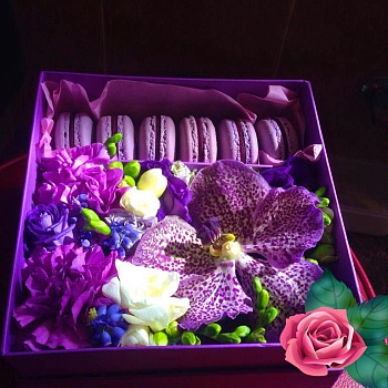 Фото Коробочка с макаронс и цветами №145