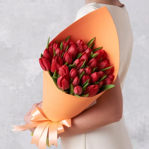 Букет из 35 красных тюльпанов