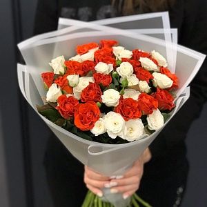 Букет с кустовыми розами "Два Любящих сердца"