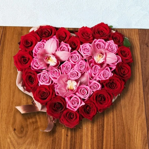 Фото Яркая композиция из красных и розовых роз "Для влюбленных"