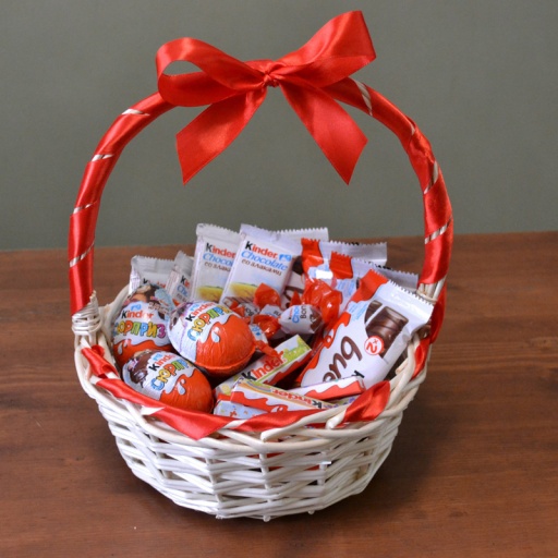 Фото Подарочная корзина "Kinder Surprise"