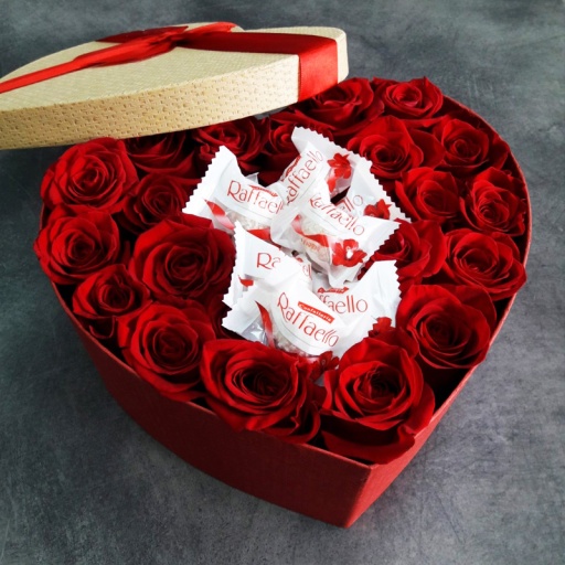 Фото Красные розы и Raffaello в коробке "Сердце"
