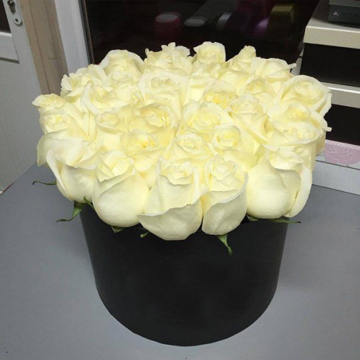 Коробочка из 35 голландских роз белого цвета
