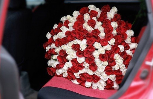 Шикарный букет из 101 красной и белой розы