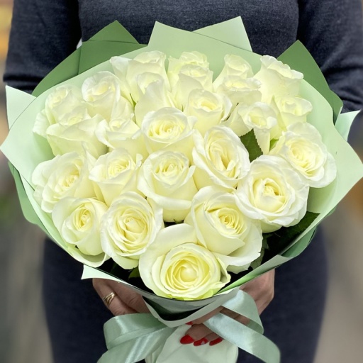 Нежный букет белых роз "Вега"