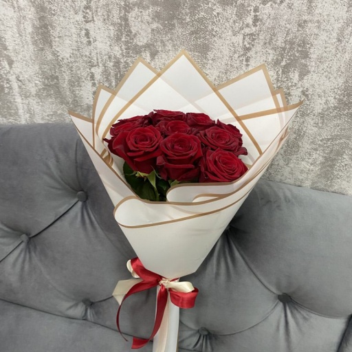 Фото Яркий букет из 9 роз