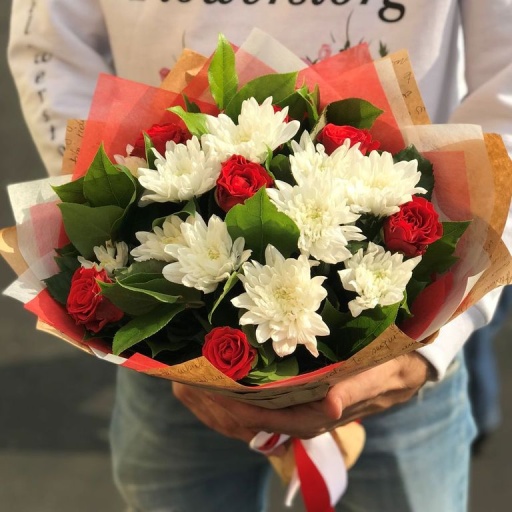 Фото Букет с хризантемами и розами Стрела Купидона