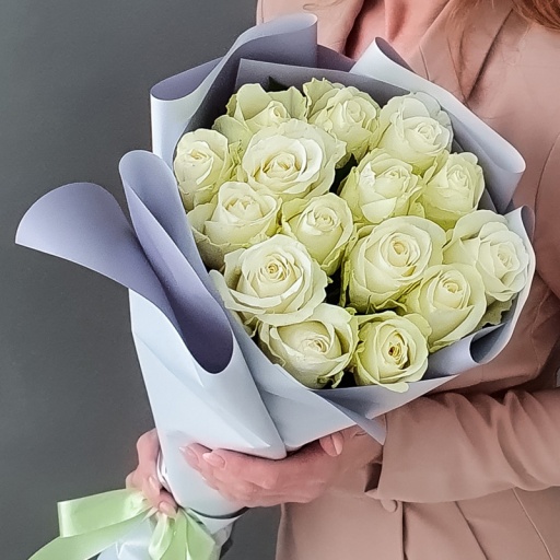 Фото Необычный букет белых роз "Варьете"