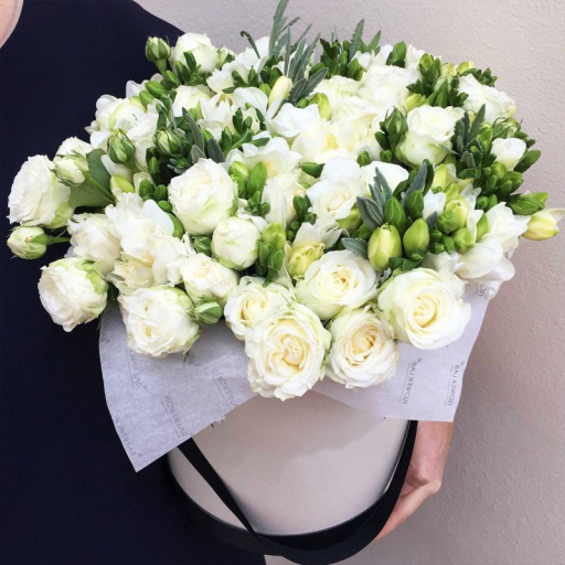 Композиция в коробочке из кустовых роз и фрезий "Твой Марсель"