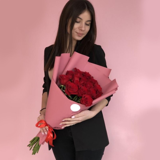 Фото Букет из 15 красных роз на 8 марта