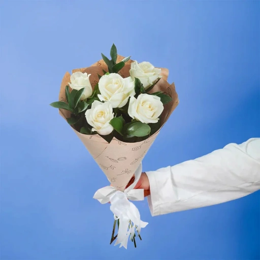 5 белых роз в крафте