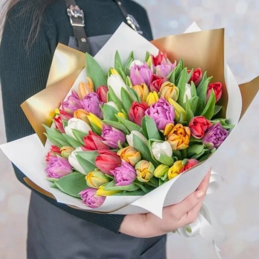 Фото Букет ярких тюльпанов "Робкий поцелуй"