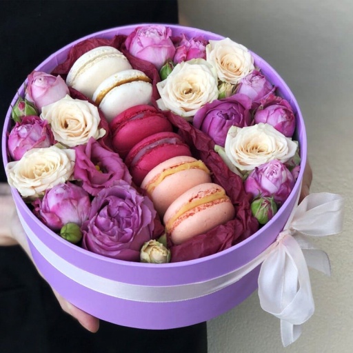 Фото Коробочка с пионовидными розами и макаронс