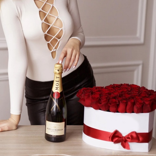 Фото Необычная композиция из роз в форме сердца "Нежные объятия"