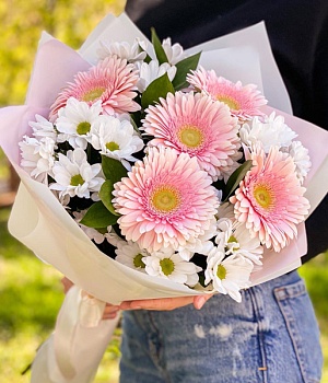 Фото Милый букет с хризантемами и герберами "Солнечный зайчик"