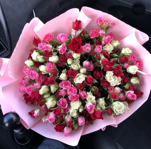 Букет кустовых роз "Счастливые мгновения"