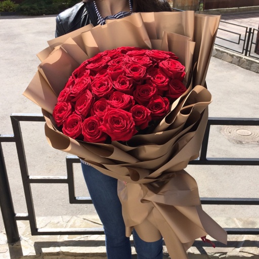 Фото 35 Красных роз в букете "Золотой стиль"