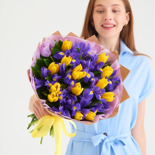 Сборный букет ирисов и тюльпанов "Яркая палитра"