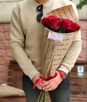 Фото Милый букет из 7 розочек на 8 марта