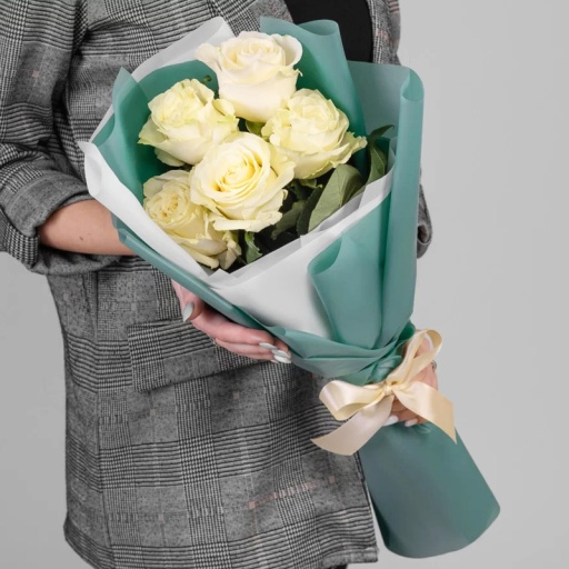 Фото Нежный букет из 5 белых роз