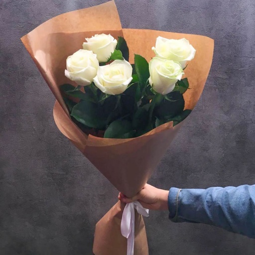 Букет из 5 белых роз в крафте на международный женский день