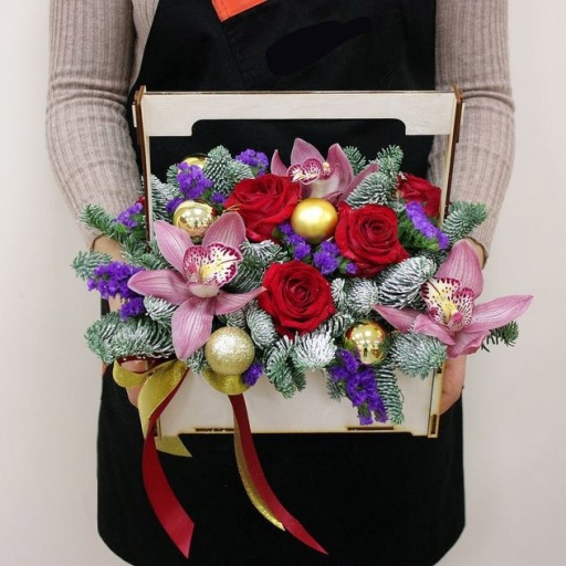 Фото Новогодняя подарочная композиция в коробке