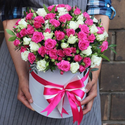 Фото Яркие белые и розовые кустовые розы в коробочке