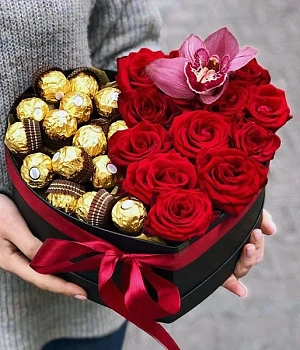 Стильная коробочка в форме сердца с розами, орхидеей и Ferrero Rocher