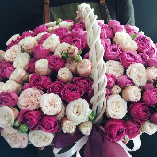 Шикарная корзина с 51 пионовидной розой