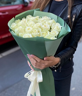 Букет из 29 нежных белых роз "Прикосновение"
