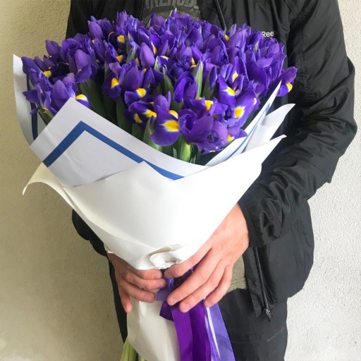 Букет из 45 ирисов с оформлением