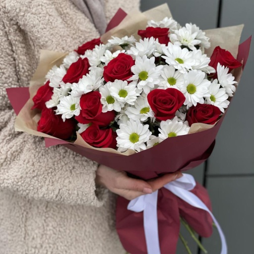 Фото Микс-букет из роз и хризантем "Красная Москва"