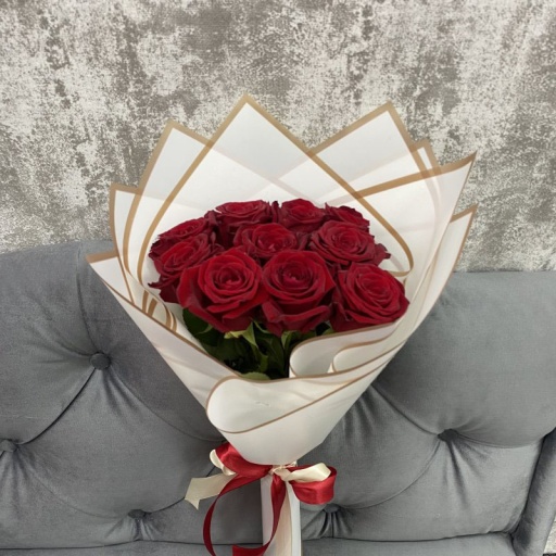 Фото Яркий букет из 9 роз