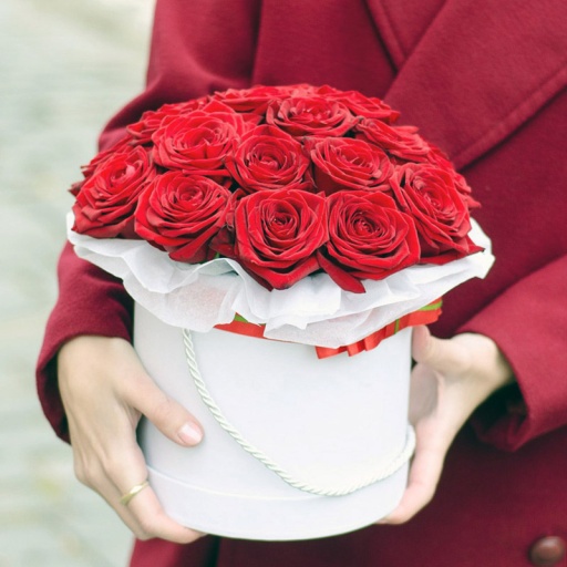 Фото Красные розы в классической коробочке