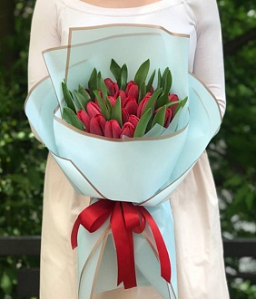 Яркий букет из 25 красных тюльпанов