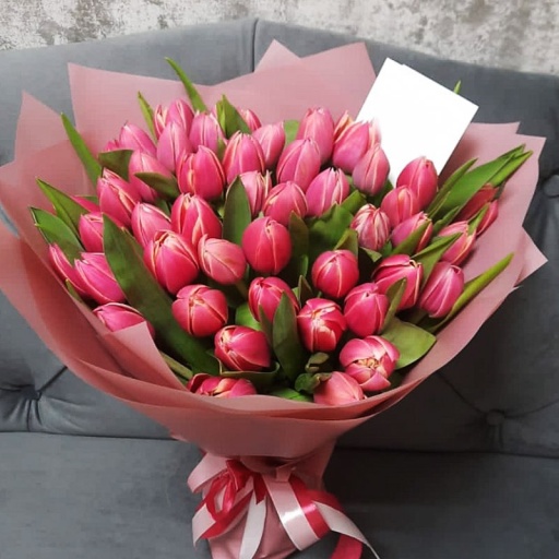 Весенний букет из 61 красного пионовидного тюльпана