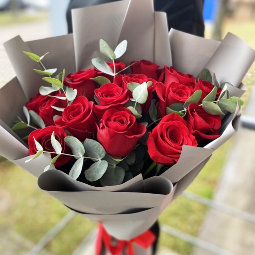 Стильный букет из 15 голландских роз с эвкалиптом