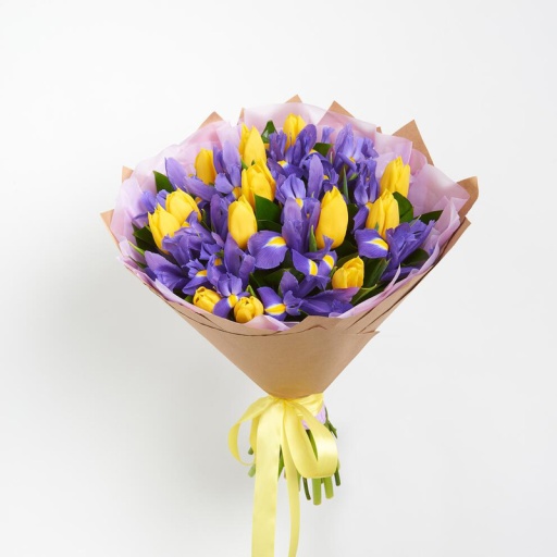 Сборный букет ирисов и тюльпанов "Яркая палитра"