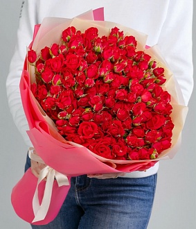 Необычный букет из 39 маленьких кустовых красных роз