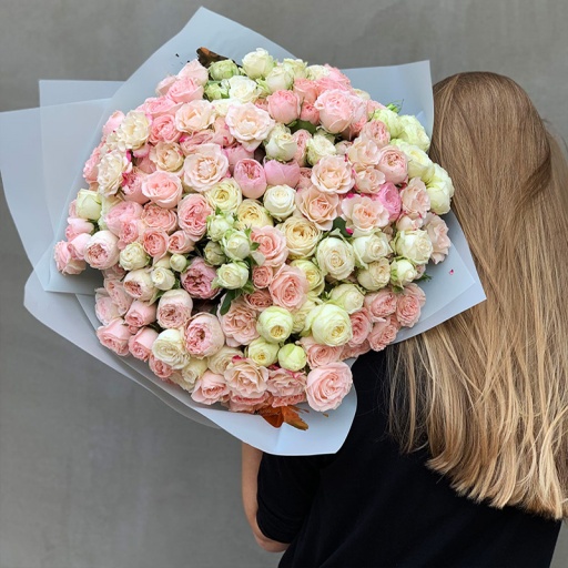 Букет из 41 белой и розовой пионовидной кустовой розы