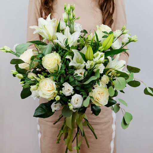 Букет из роз и эустомы "Белые огни"
