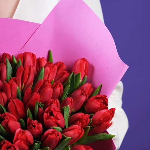 Фото Огромный шикарный букет из 61 красного тюльпана